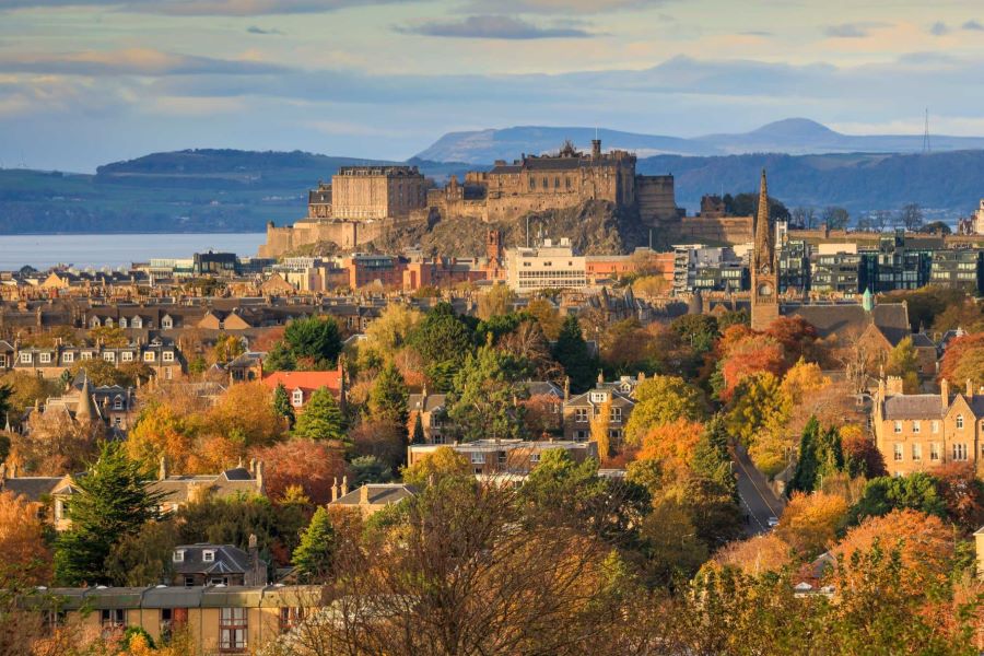 Edinburgh nổi tiếng với những điểm đến du lịch cổ kính trường tồn mãi theo năm tháng