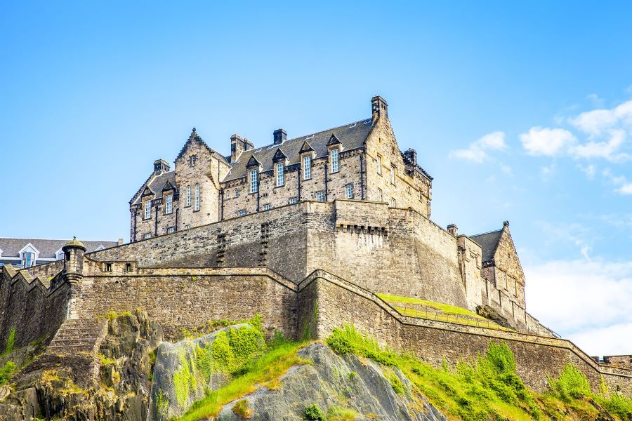 Tòa lâu đài Edinburgh nằm ngay trên đỉnh của một ngọn núi lửa đã ngừng hoạt động