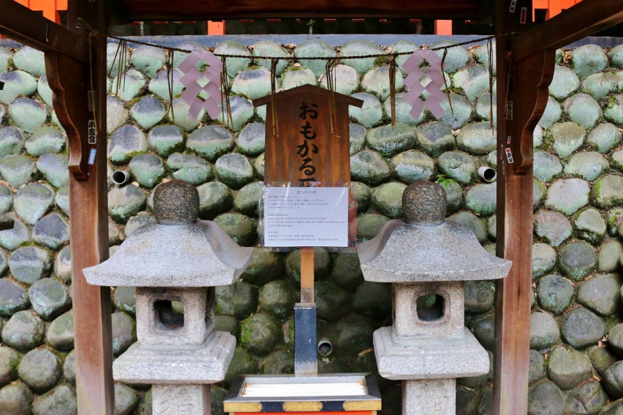 Đá Omokaru-Ishi cũng là một nơi thực hiện một nghi thức cầu nguyện độc đáo