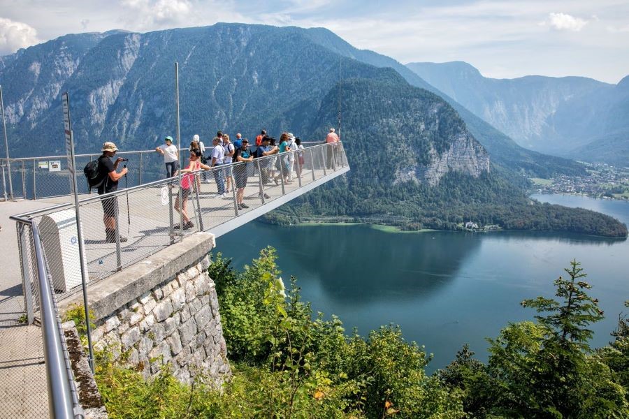 Du khách có thể ngắm nhìn khung cảnh thiên nhiên hùng vĩ, tươi đẹp tại Hallstatt Skywalk