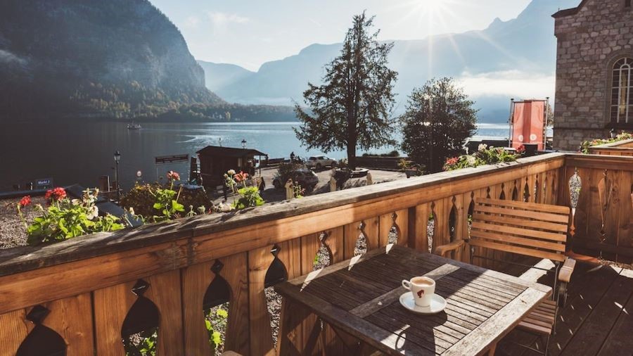 Các khách sạn với view nhìn thẳng ra bờ hồ Hallstatt yên bình, nên thơ đến khó tả