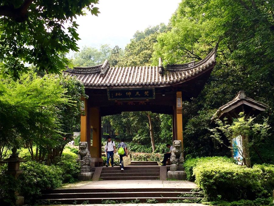 Lingyin nổi tiếng là ngôi đền cổ, uy nghiêm và lớn bậc nhất tại Hàng Châu