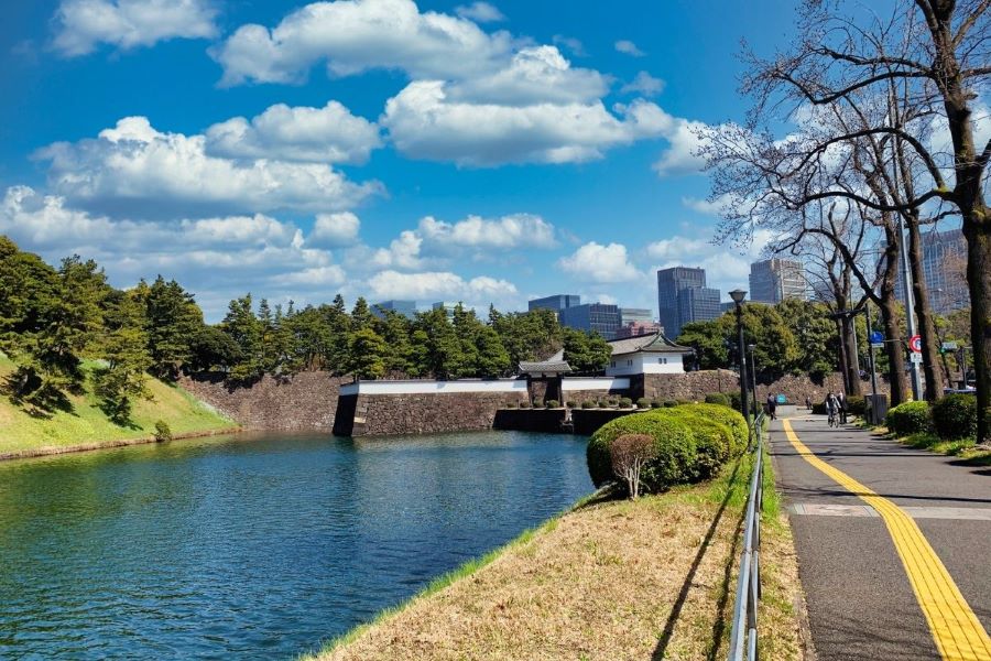Hoàng Cung Nhật Bản tọa lạc ngay trung tâm của thủ đô Tokyo, là khu vực sinh sống của Hoàng gia Nhật
