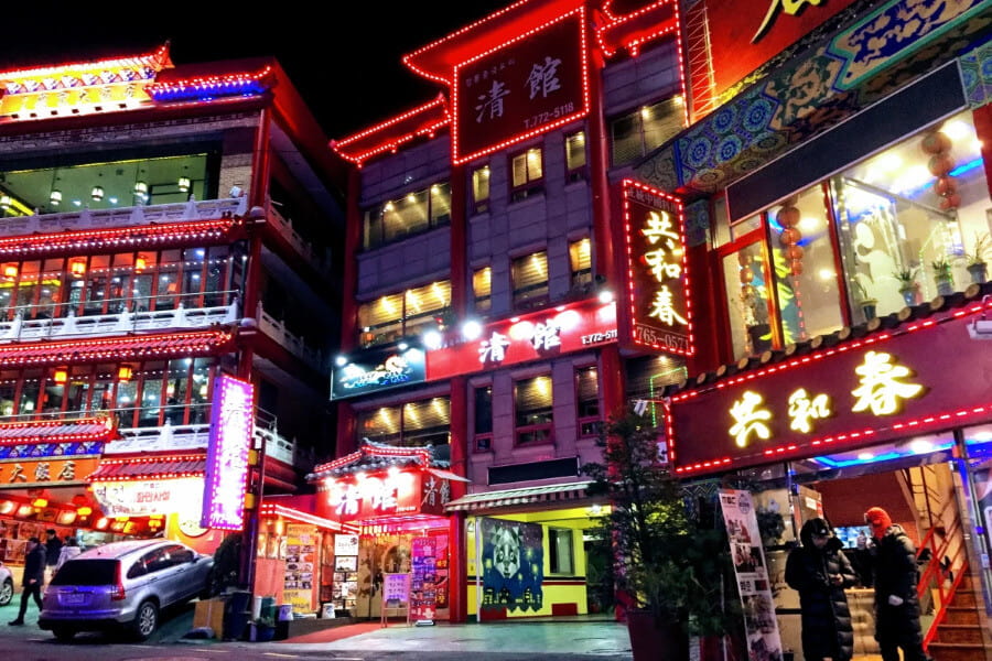 Khi màn đêm buông xuống, Incheon Chinatown lại càng trở nên sôi động với khu ẩm thực đêm