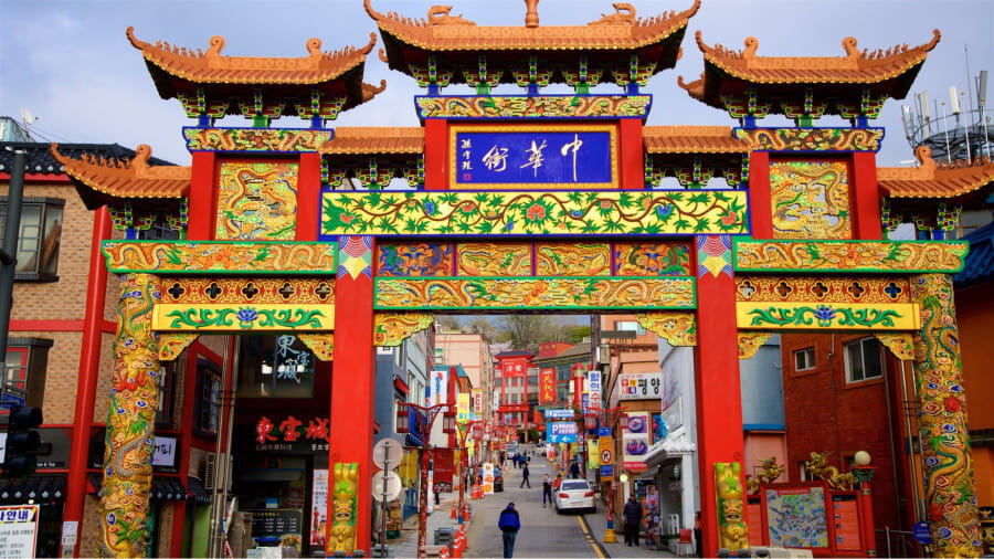 Cổng chính Chinatown, với kiến trúc đặc trưng Trung Hoa, là biểu tượng chào đón du khách khi đặt chân đến khu phố Tàu Incheon