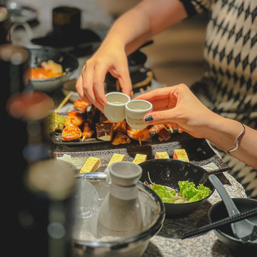 Khám phá văn hóa ẩm thực Nhật Bản tại izakaya là một trải nghiệm thú vị trong chuyến du lịch Nhật Bản