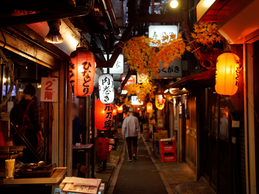 Izakaya không chỉ đơn thuần là nơi thưởng thức đồ ăn và đồ uống, mà còn là một biểu tượng văn hóa đặc trưng của Nhật Bản