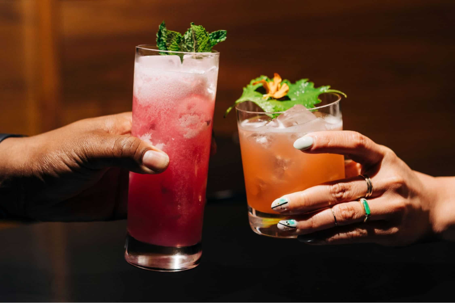 Bạn có thể lựa chọn các loại nước ngọt, soda, trà, nước trái cây khác nếu không thích đồ uống có cồn