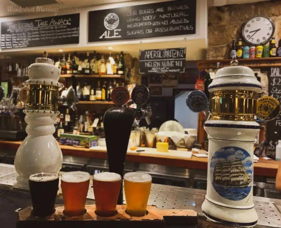 Một trong những trải nghiệm khó quên khi đến The Rocks chính là thử những cốc bia ủ địa phương