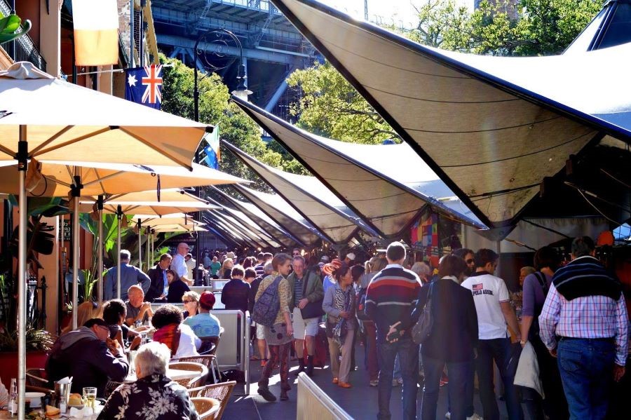 Bạn có thể thử ghé qua các cửa hàng lưu niệm trên những con phố The Rocks