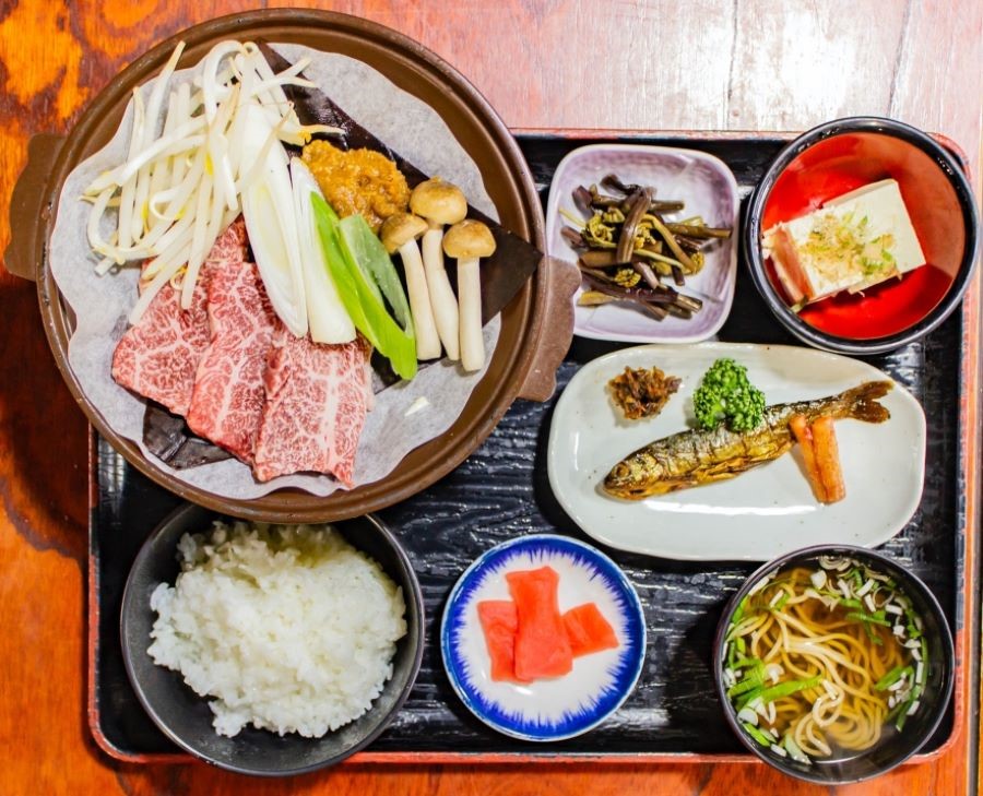 Ghé thăm làng cổ Shirakawago, du khách đừng bỏ lỡ cơ hội thưởng thức món thịt bò Gifu trứ danh