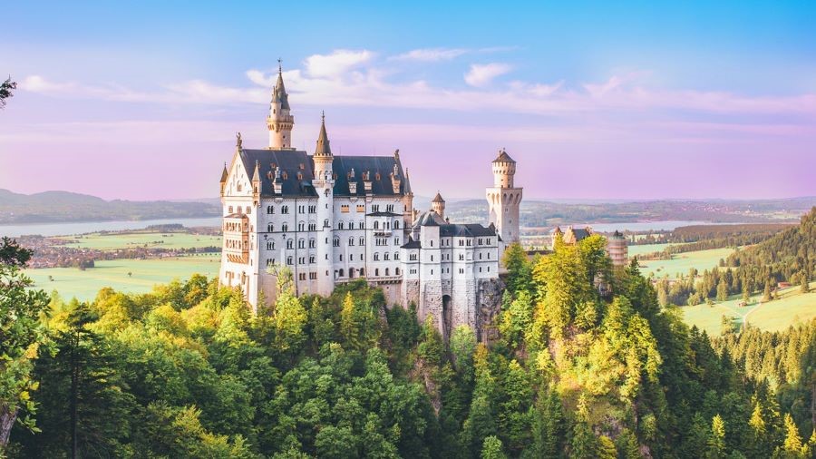 Neuschwanstein nguy nga tráng lệ giữa khung cảnh thiên nhiên hùng vĩ