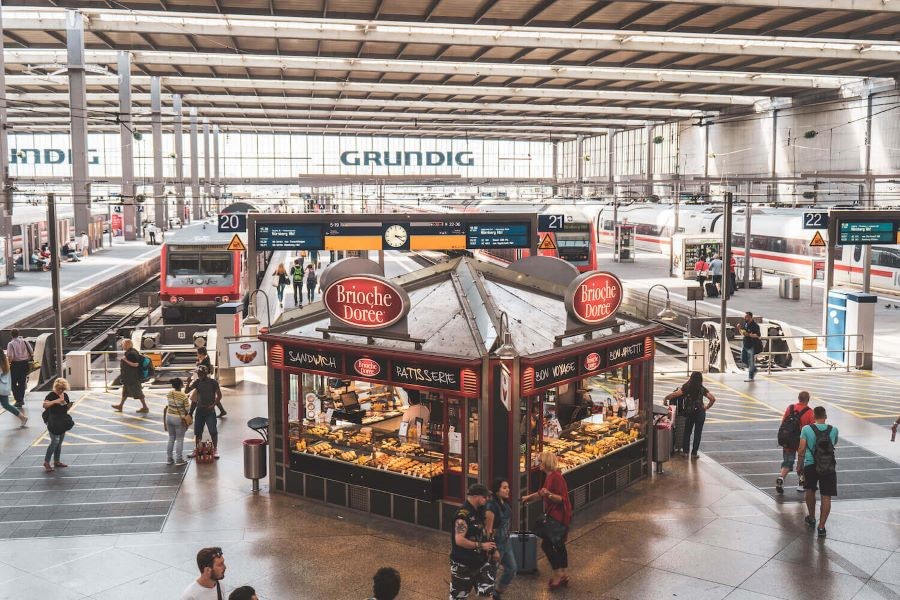 Du khách có thể di chuyển từ Munich Hauptbahnhof đến thị trấn Füssen