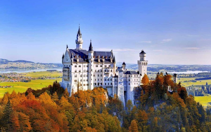 Neuschwanstein mang đến cảm giác như đang du ngoạn vào thế giới cổ tích của Disney