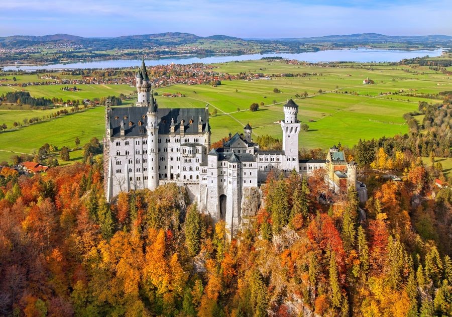 Mỗi độ thu về, Neuschwanstein lại càng trở nên yêu kiều và quyến rũ hơn