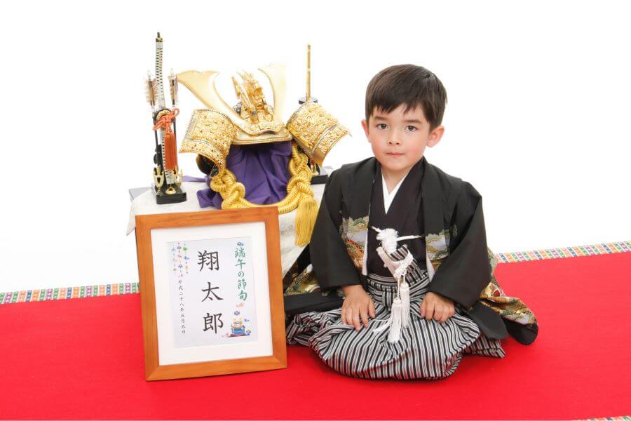 Các bé trai thường được cha mẹ diện cho những bộ kimono sặc sỡ, họa tiết tinh xảo