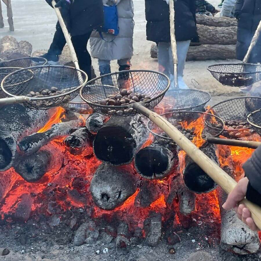 Hạt dẻ nướng bùi bùi khiến nhiều tín đồ du lịch Hàn Quốc thích mê