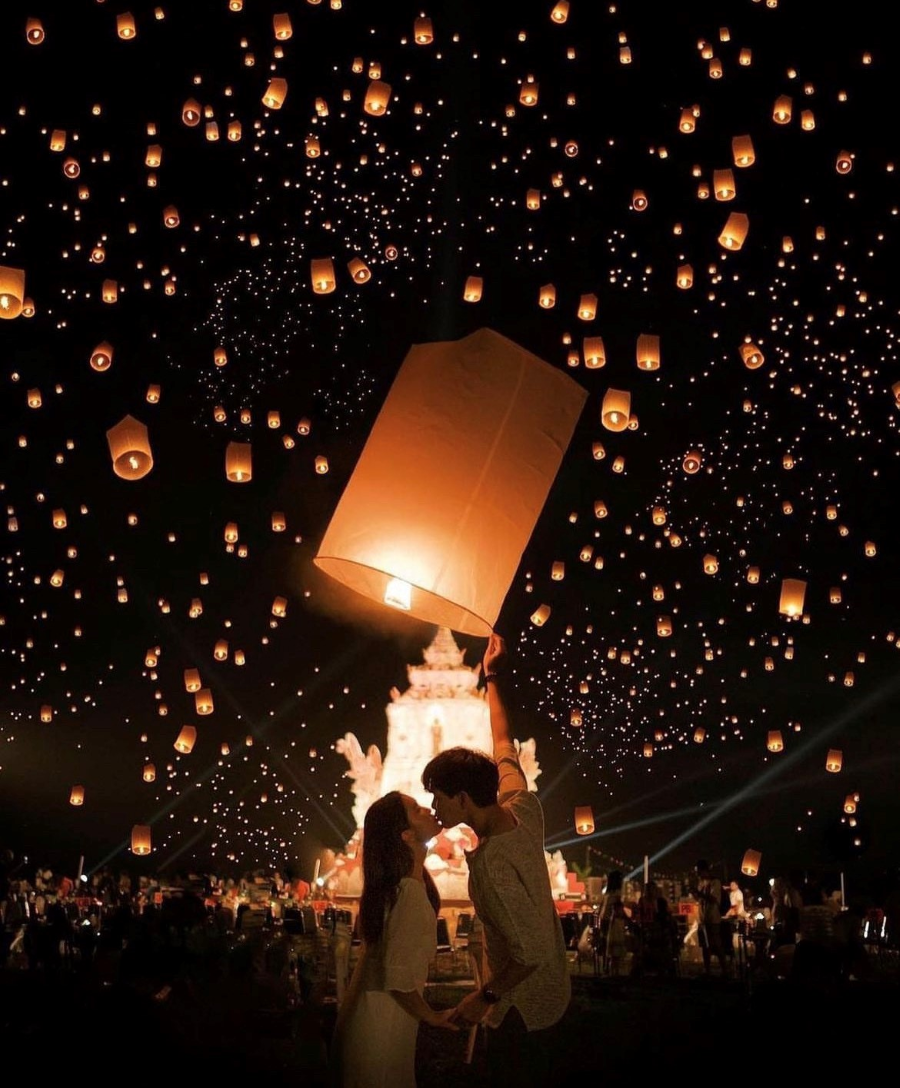 Dưới bầu trời đêm Chiang Mai lung linh, thả đèn lồng lên trời là hoạt động không thể bỏ qua trong lễ hội Yi Peng