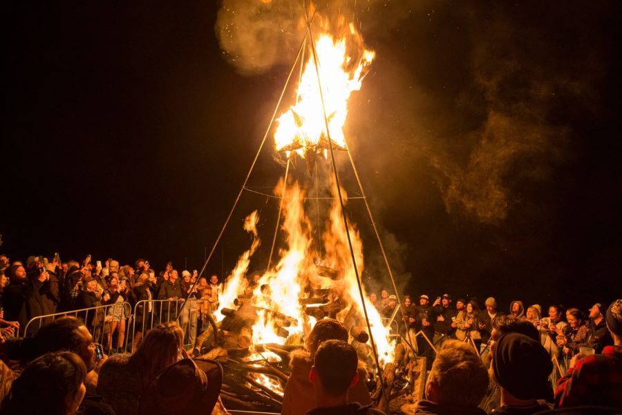 Nghi thức đốt lửa đóng vai trò là hoạt động trung tâm, mang đậm ý nghĩa văn hóa và tâm linh sâu sắc