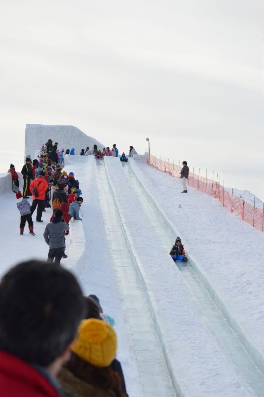 Tham gia các hoạt động vui chơi trên tuyết tại Lễ hội Mùa đông Asahikawa tạo nên những kỷ niệm đáng nhớ cho cả gia đình và bạn bè
