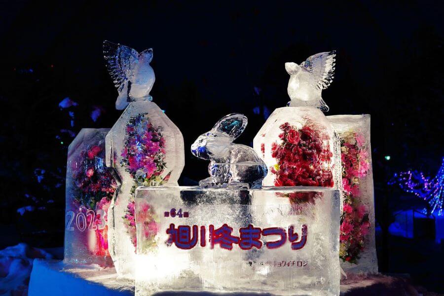 Bên cạnh những tác phẩm đồ sộ, lễ hội còn trưng bày nhiều tác phẩm nhỏ nhắn, tinh tế, thể hiện sự khéo léo và tỉ mỉ của các nghệ nhân