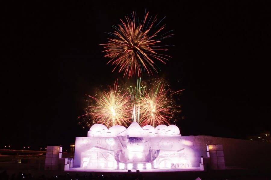  Tiếng pháo hoa nổ vang dội hòa cùng âm nhạc sôi động, tạo nên một không khí lễ hội tưng bừng và náo nhiệt