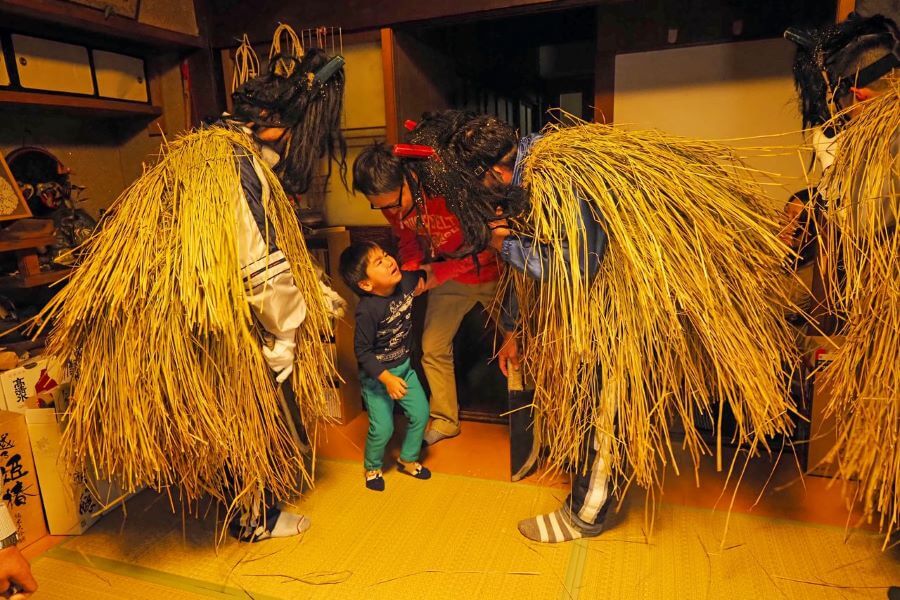 Một trong những hoạt động đặc biệt nhất trong lễ hội Namahage Sedo chính là việc các con quỷ Namahage ghé thăm từng nhà dân