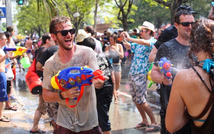 Lễ hội té nước Songkran thường diễn ra từ ngày 13 đến ngày 15 tháng 4 hàng năm