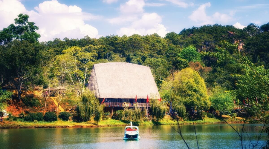 Mùa hè Măng Đen níu chân du khách bởi bầu không khí trong lành, mát mẻ