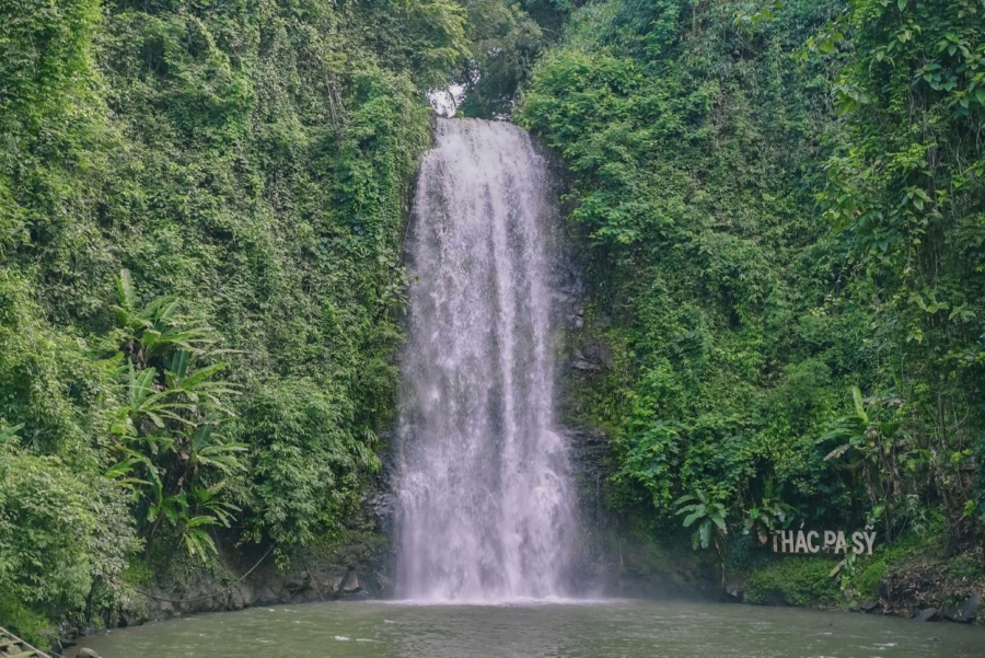 Tách biệt khỏi sự ồn ào, náo nhiệt, Thác Pa Sỹ níu chân du khách bởi sự tinh khôi và trữ tình