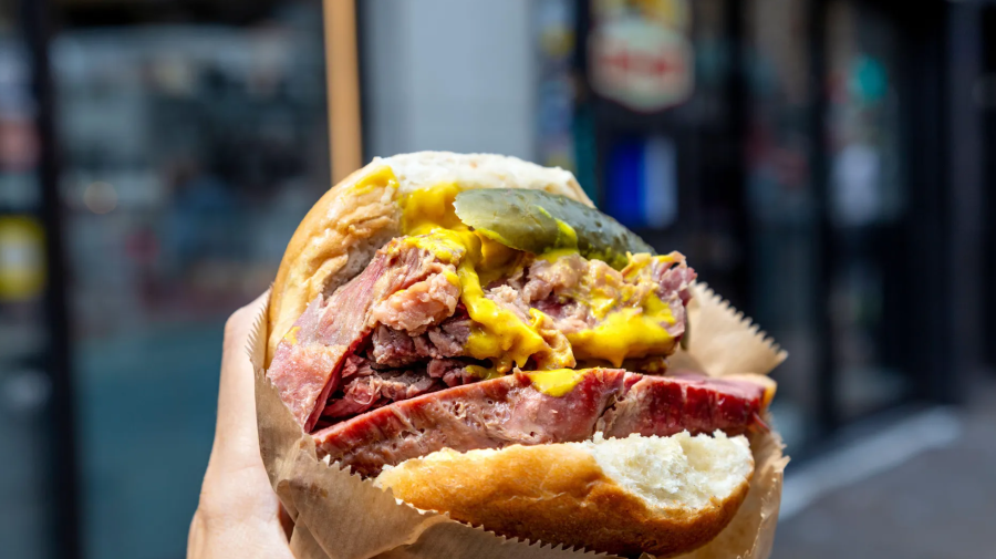 Bánh mì kẹp thịt bò muối sở hữu một hương vị cực kỳ độc đáo, khiến thực khách say mê ngay từ miếng cắn đầu tiên