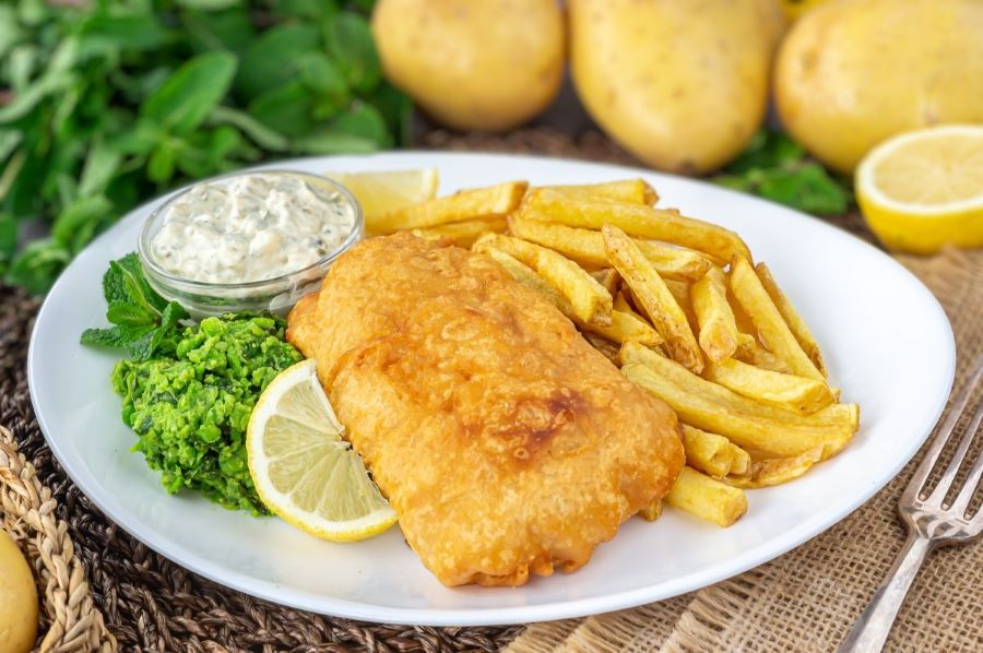 Nhắc đến ẩm thực Anh Quốc, không thể bỏ qua món ăn Fish and chips (cá rán và khoai tây chiên) trứ danh