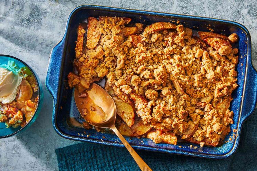 Apple Crumble mang hương vị béo ngậy của bơ và lớp vỏ vụn giòn tan đầy hấp dẫn