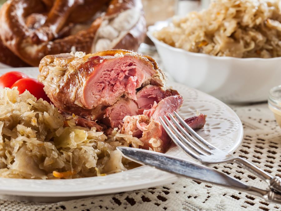 Giò heo ăn kèm bắp cải chua là một món ăn truyền thống nổi tiếng lâu đời ở Đức