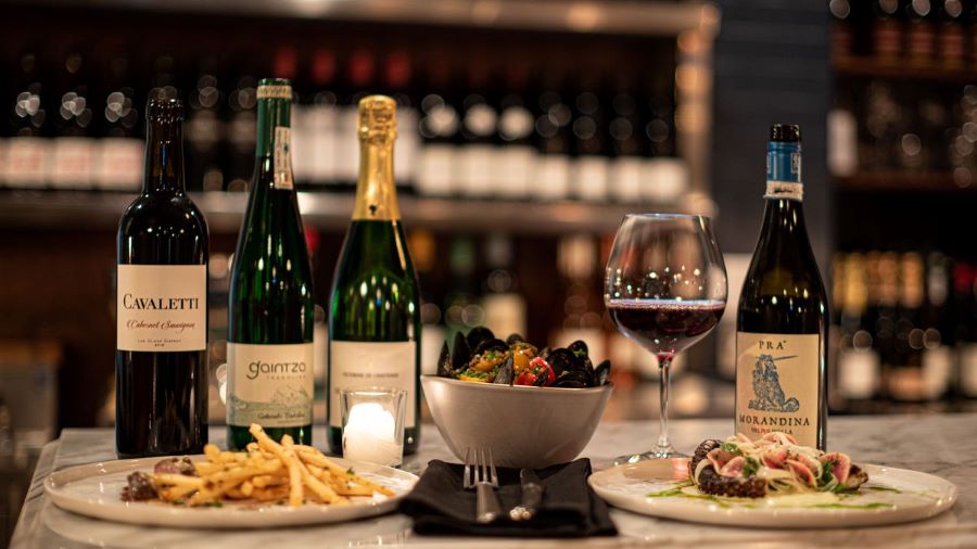 Người Pháp thường thưởng thức món ăn kết hợp với rượu vang để tăng khẩu vị
