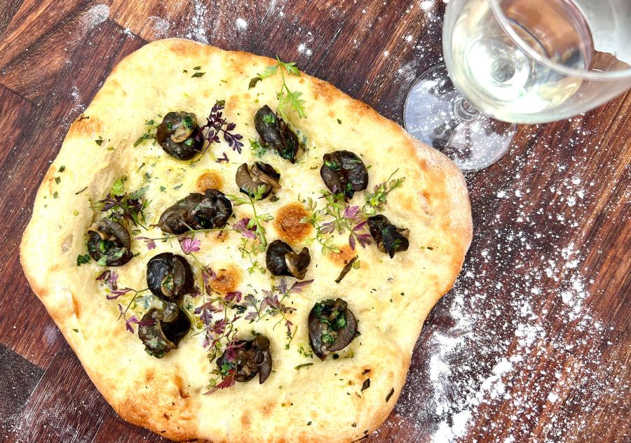 Pizza ốc sên - một biến tấu vô cùng độc lạ của Escargot mà thực khách không nên bỏ qua