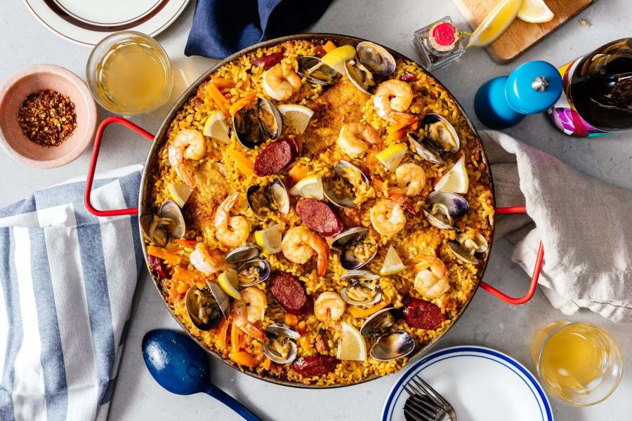 Paella là một món cơm thập cẩm nổi tiếng được bắt nguồn từ vùng Valencia