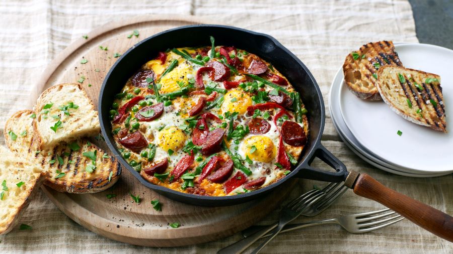 Trứng Flamenco là sự kết hợp độc đáo giữa trứng chiên và các nguyên liệu hấp dẫn khác 