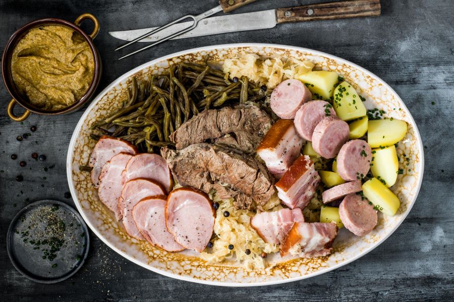 Bernese Platte là một món ăn độc đáo, sử dụng một loạt các loại thịt và xúc xích khác nhau