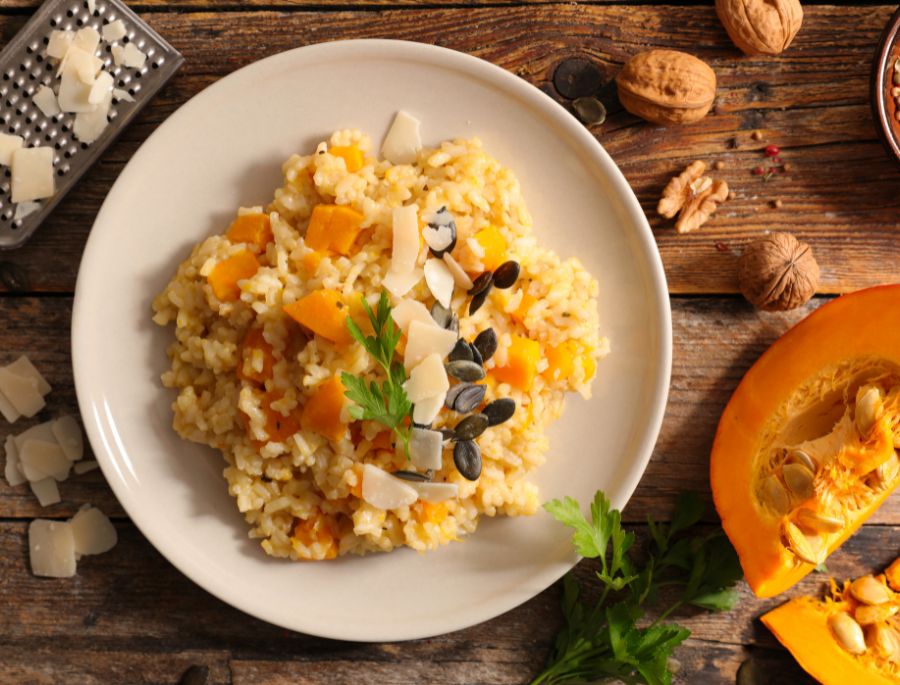 Risotto thường được phục vụ như món chính, với kết cấu creamy và hương vị phong phú.