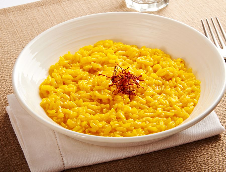 Món ăn có màu vàng đặc trưng bở sự kết hợp của saffron
