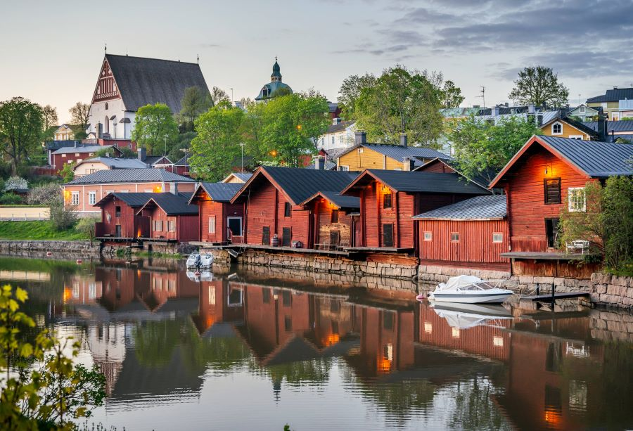 Porvoo hút hồn với vẻ thơ mộng của những ngôi nhà gỗ rực rỡ sắc màu dọc theo con sông