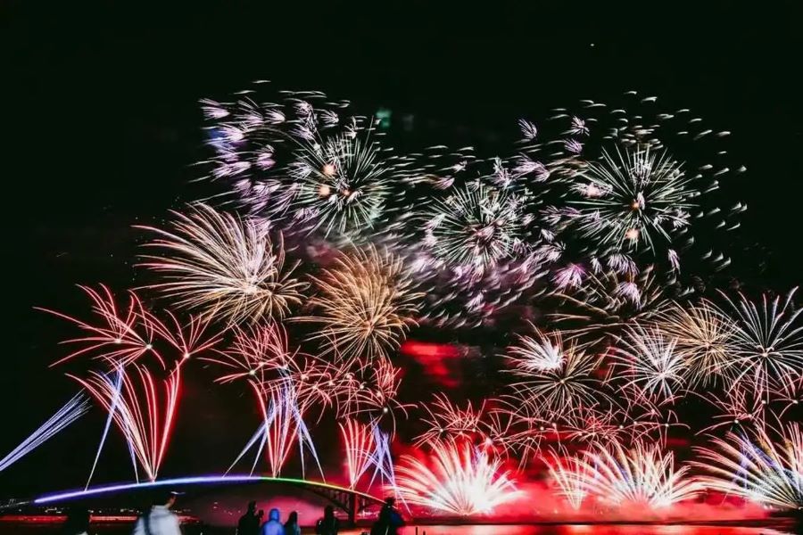 Tết âm lịch tại Đài Loan không thể thiếu những trận pháo hoa đầy màu sắc và lấp lánh