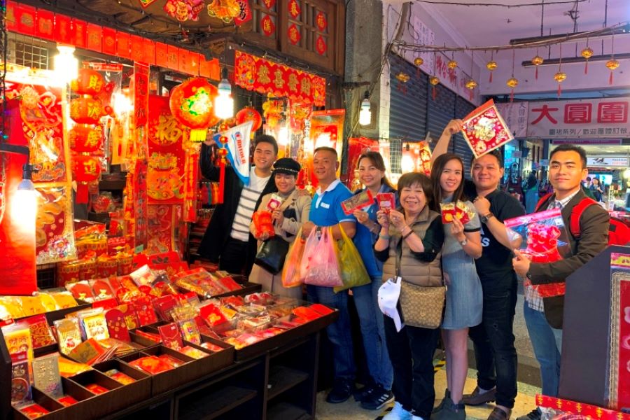 Tham gia chợ Tết là một trong những trải nghiệm văn hóa thú vị mà bạn không nên bỏ qua