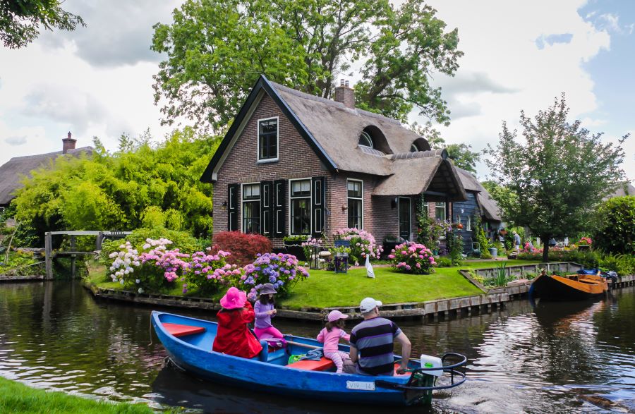 Hành trình ngồi thuyền ngắm cảnh làng Giethoorn
