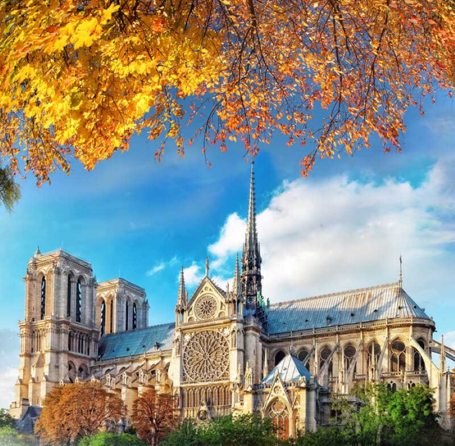 Tọa lạc trên đảo Ile de la Cité, Nhà thờ Đức Bà Paris là một kiệt tác kiến trúc Gothic, nơi giao hòa hoàn hảo giữa nghệ thuật và tâm linh