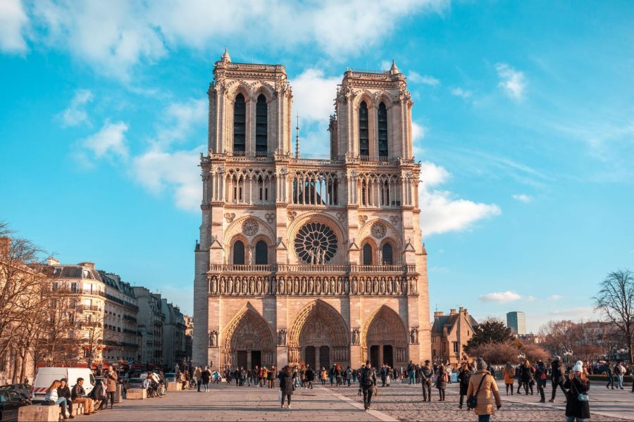 Nhà thờ Đức Bà Paris, hơn cả một công trình kiến trúc, là nhân chứng sống động của bao thế hệ người Paris