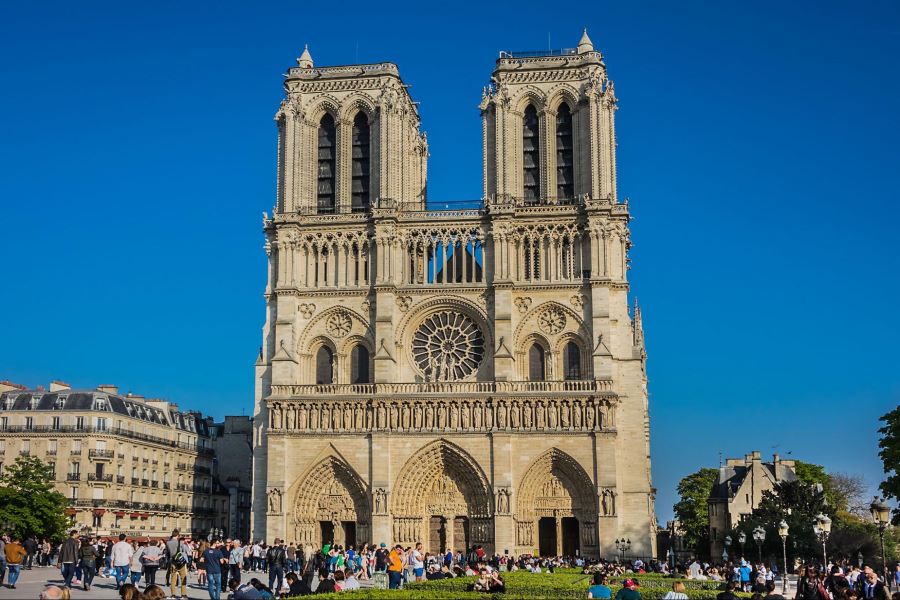 Khám phá vẻ đẹp của Nhà thờ Đức Bà Paris