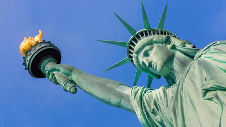 Trên tay phải của Nữ thần là ngọn đuốc rực cháy, tượng trưng cho ánh sáng hy vọng và tự do soi sáng thế giới.