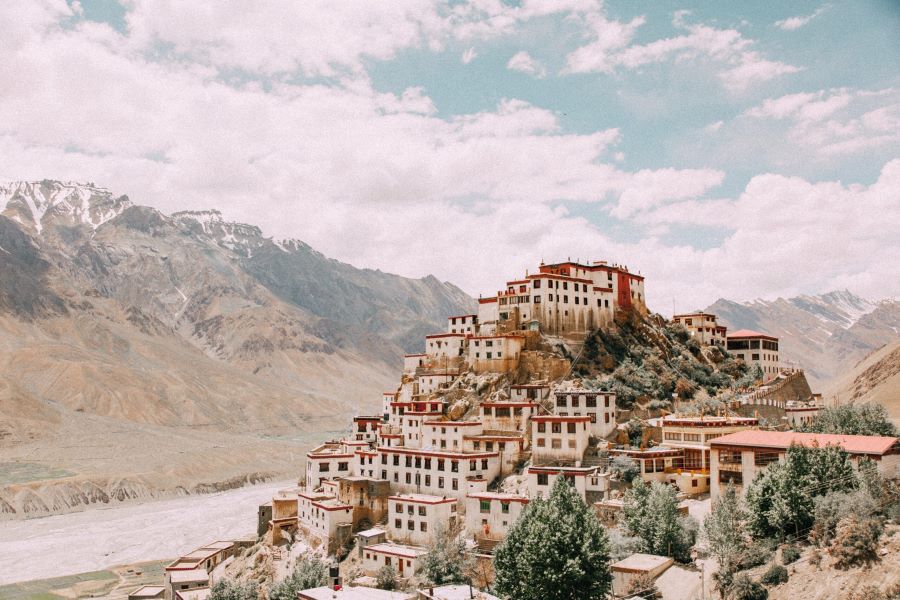 Ẩn mình giữa khung cảnh hùng vĩ của dãy Himalaya, Key Monastery là tu viện Phật giáo Tây Tạng lớn nhất thung lũng Spiti